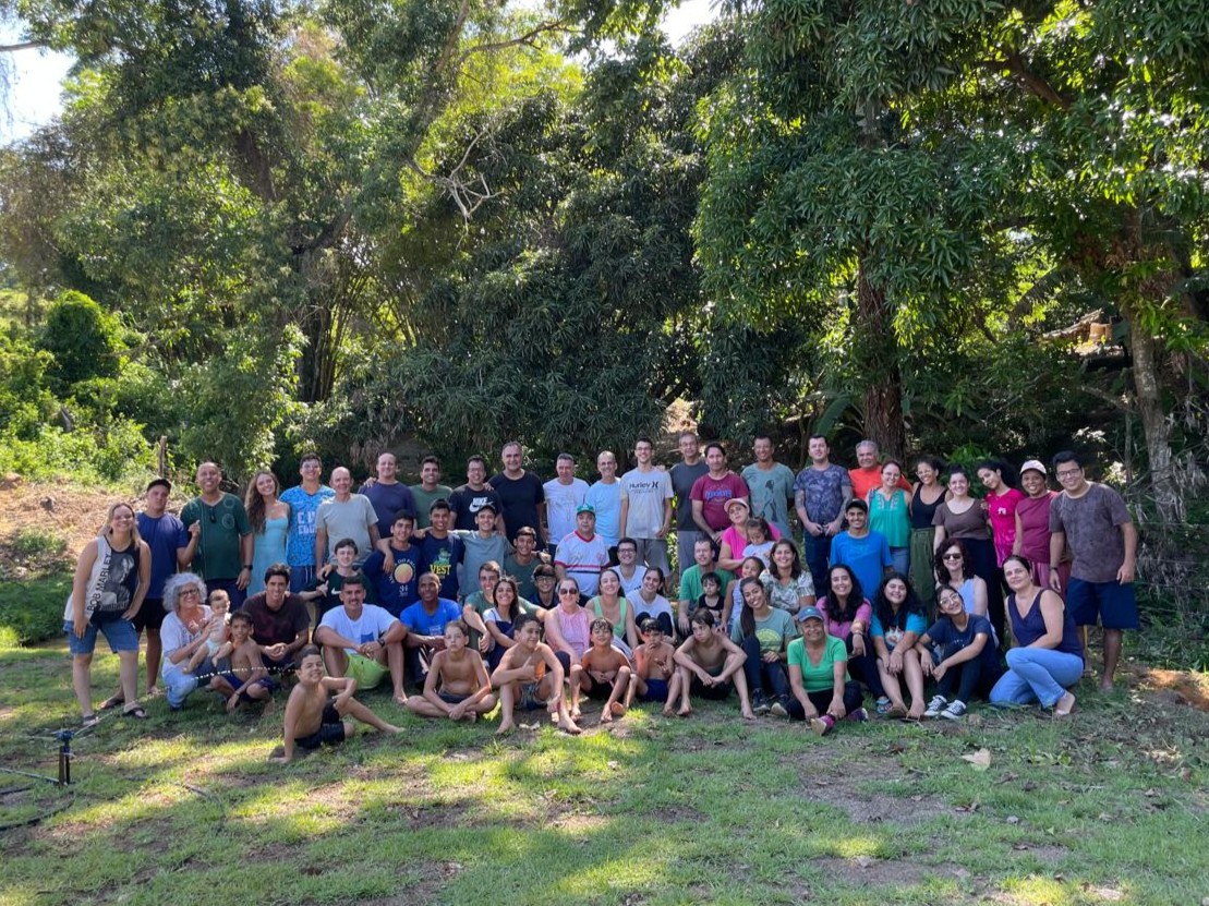 Irmandade gathered on the land
