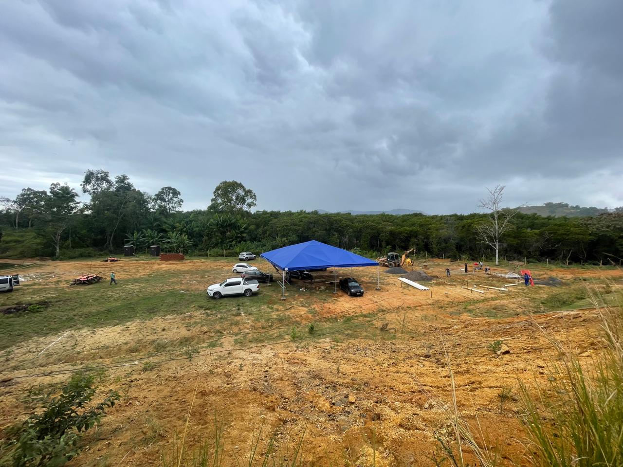 Land with the tent set up at the start of the works